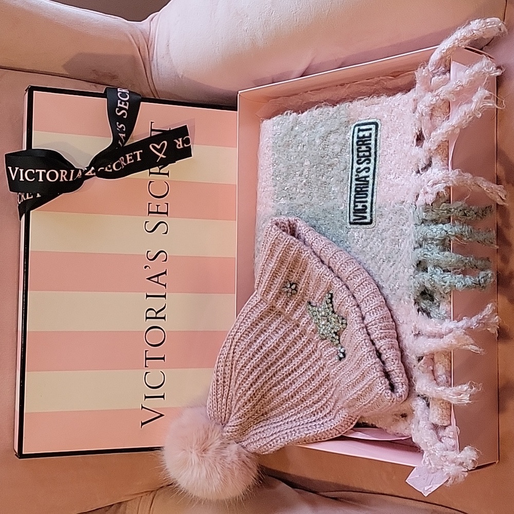 New Victoria's Secret Hat and scarf in box - Picture 1 of 7